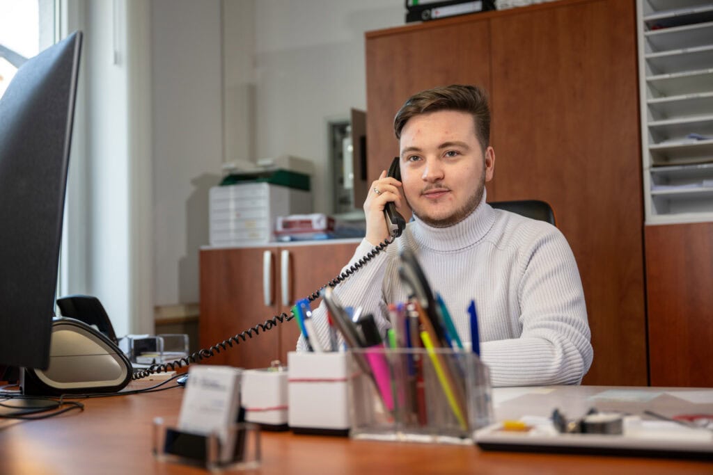 Pflege an der Amper ambulanter Pflegedienst in Dachau - Noah Alexander Dizdar am Telefon
